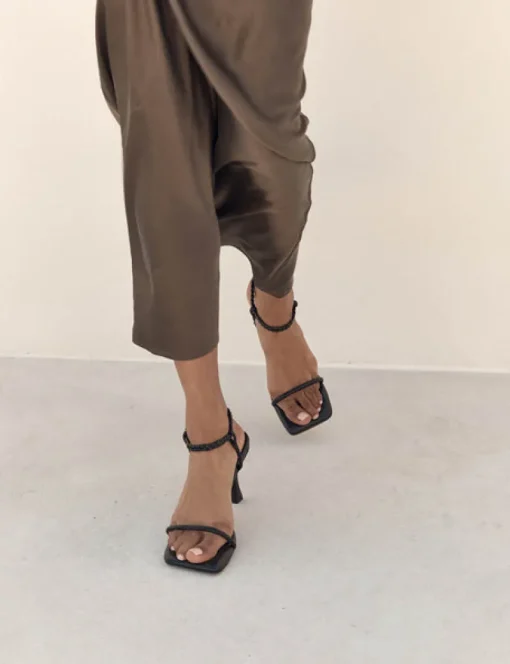 Women La Tribe - Padded Heel (Black)